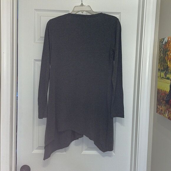 ✨CAbi #250 Gray Shark Bite Tunic Top - Picture 5 of 8